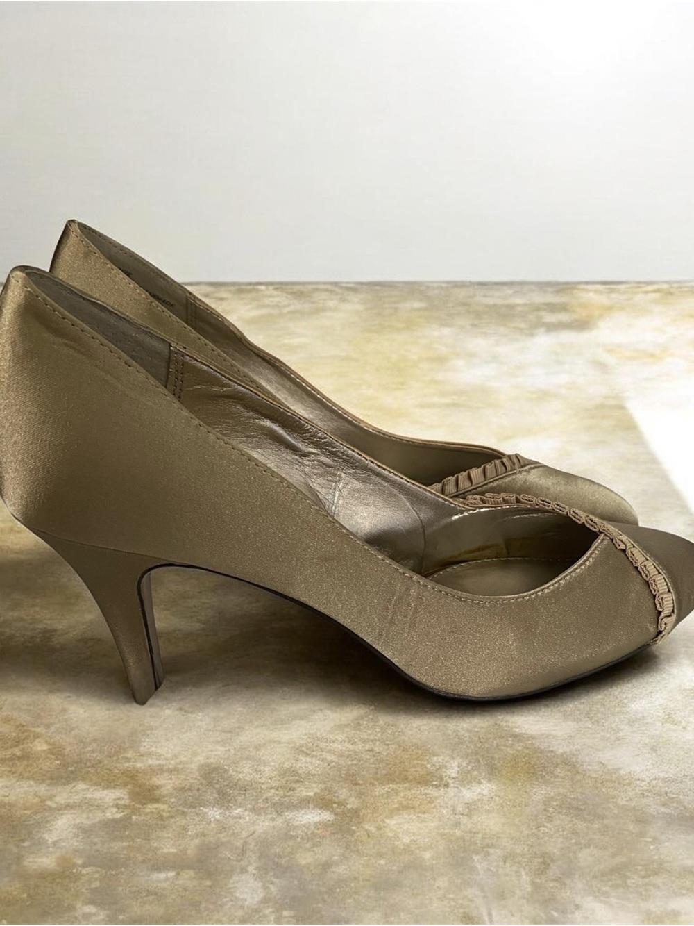 Liz Claiborne Rosie Gold Heels Shoes NEW Size 9M See Photos